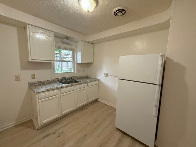 Building Photo - 3bd DOWNSTAIRS DUPLEX Shaker Section 8/Cas...