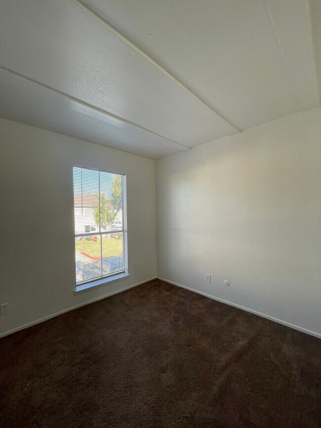 Building Photo - 2 Bedrooms / 1.5 bathrooms townhouse