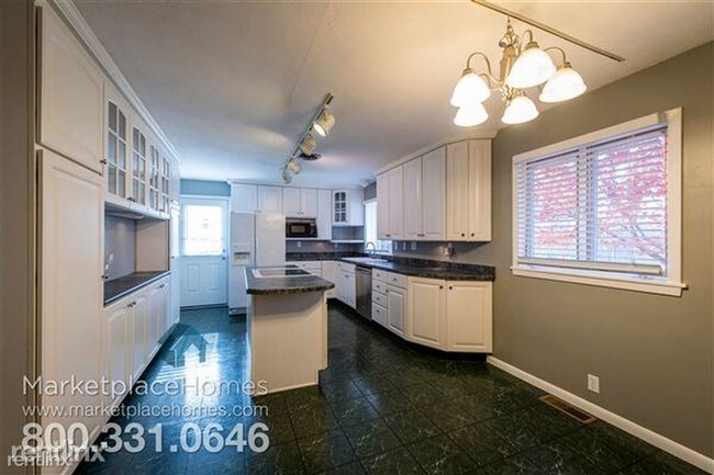 Building Photo - 902 Robin Hill Dr