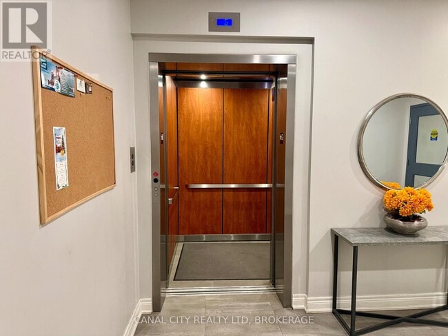 Building Photo - 10 Albert St E