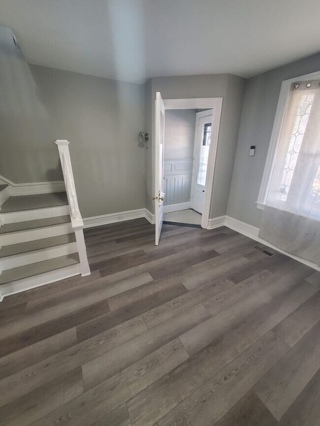 Building Photo - Stunning three bedroom in super convenient part of West Philly