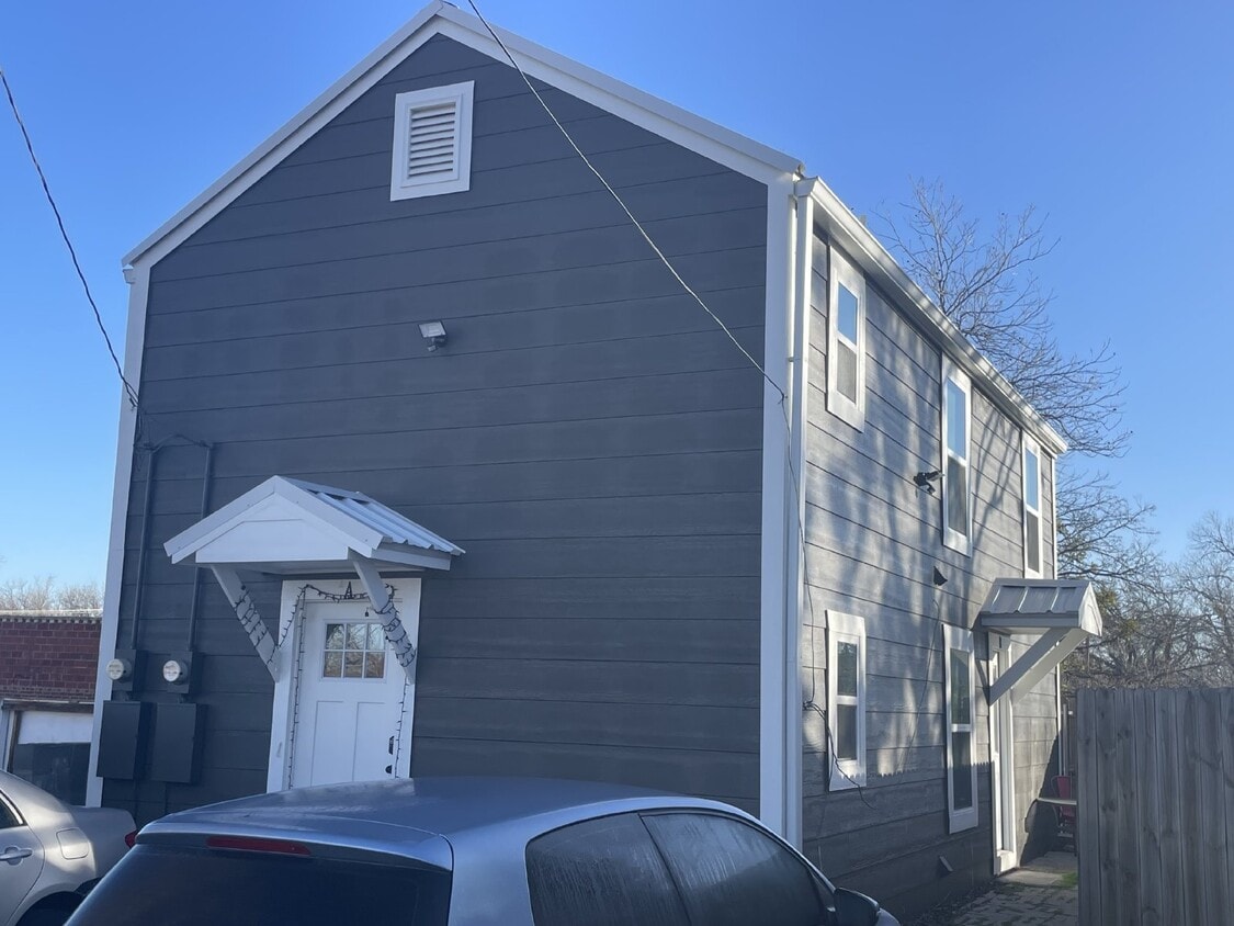 Primary Photo - Spacious, quiet downstairs unit in heart o...