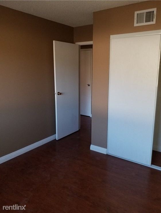Building Photo - 2 br, 1 bath Apartment - 1324 Acacia Ave