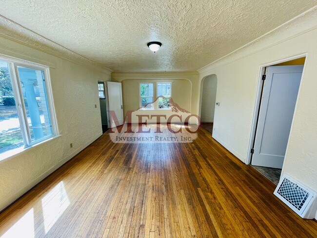 Foto del edificio - 4 bedroom 1 1/2 bath home close to U of O