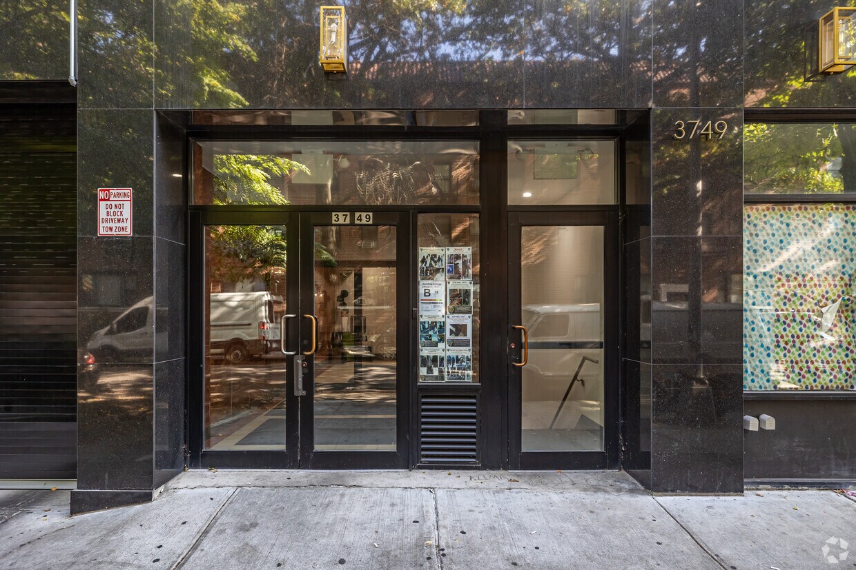 Entrada - 37-49 81st St