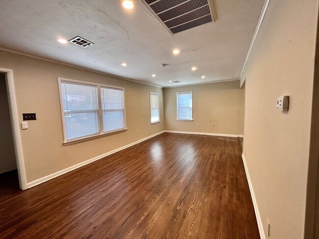 Foto del edificio - Remodeled Home In Patrick Henry/Edison School District!
