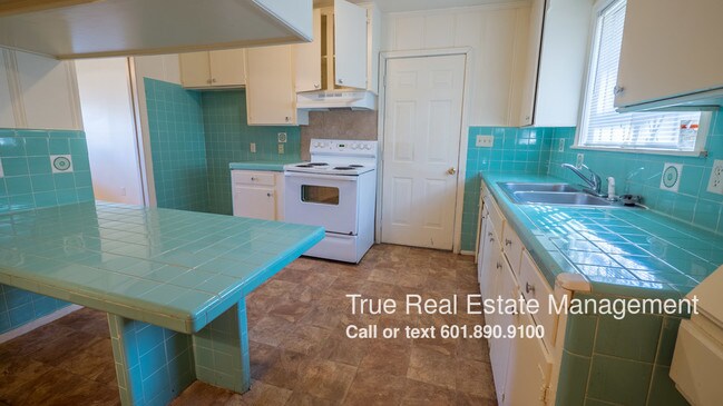 Building Photo - 227 Queen Anne Ln