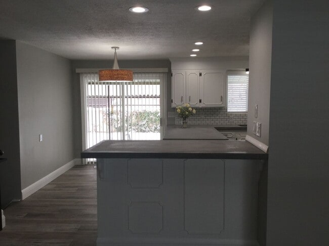 Building Photo - 2194-4300 4300 S St