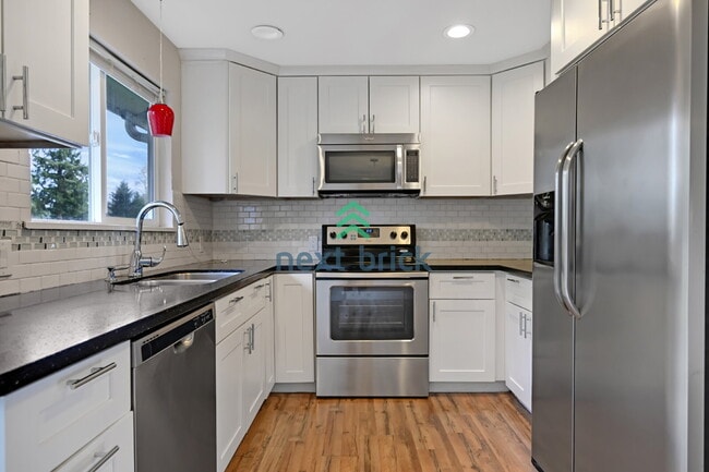 Building Photo - Beautiful remolded Single-family house