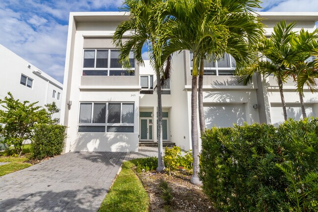 Foto del edificio - 2461 NE 135th St