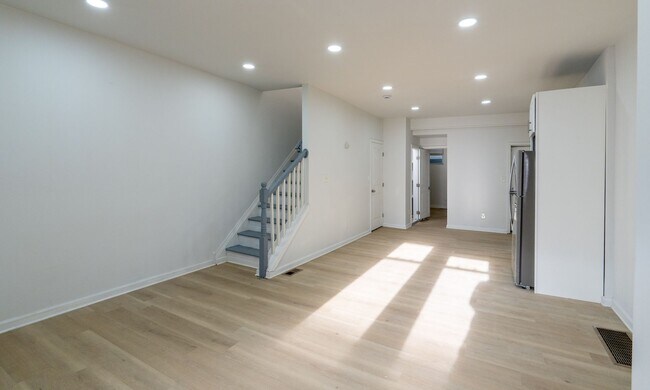 Building Photo - Newly Rehabbed 4 bedroom 2 full bathrooms ...