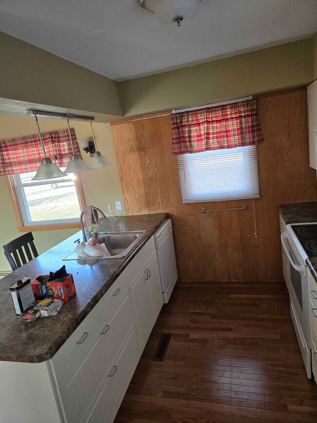 Building Photo - 237 W Tyler Ave