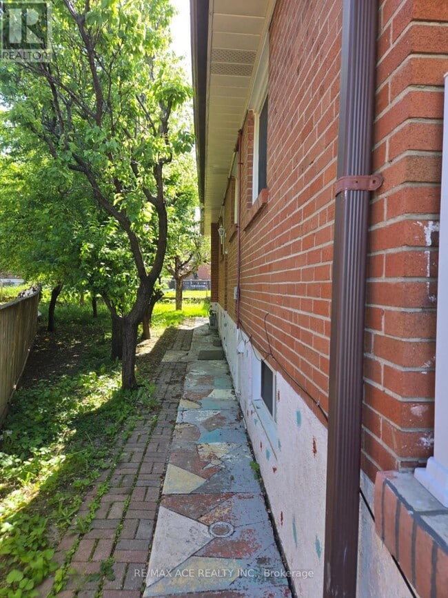 Building Photo - 45 Wheelwright Crescent