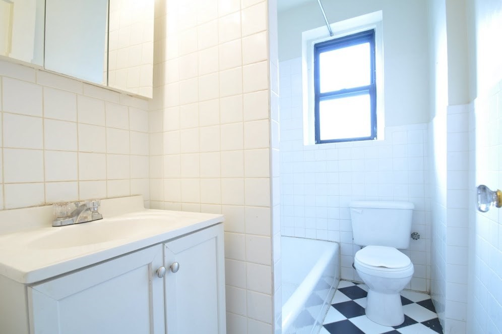 Foto del edificio - 1 Bedroom on Bainbridge Avenue