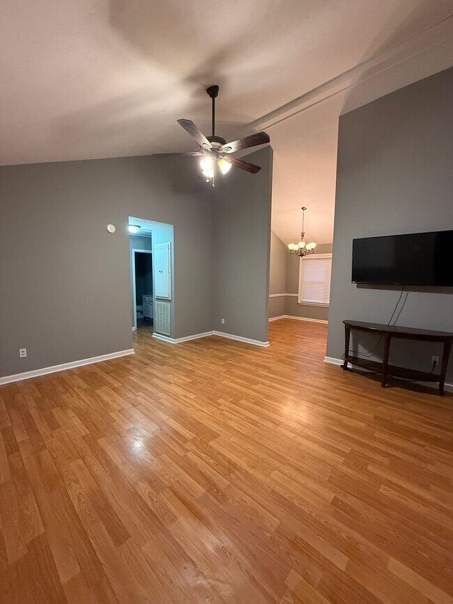 Foto del edificio - Charming 3-Bedroom Home with Large Lot