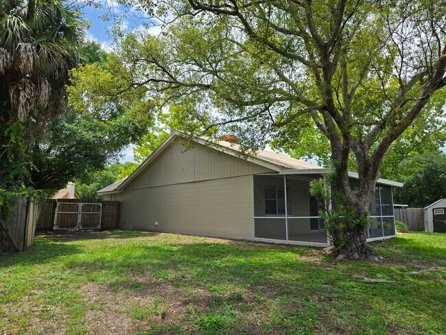 Foto del edificio - Charming 3-BR Home with Massive Yard & Screened Porch in a Family-Friendly Neighborhood!