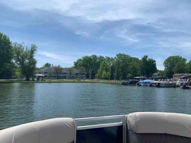 Building Photo - 1127 S Lake Dr