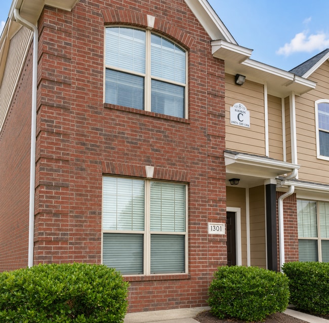 Front Exterior - View 2 - 1000 Spring Loop