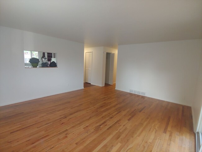 Building Photo - Cozy 3B/1.5B in Boulder - Available 3/1!