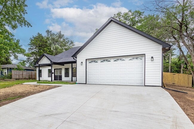 Building Photo - 1020 Crestland Ave