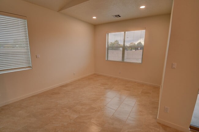 Building Photo - New Twilight Home
