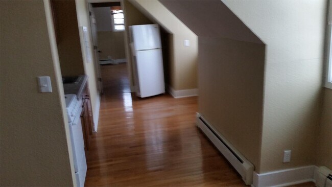 Foto del edificio - 932 E College St