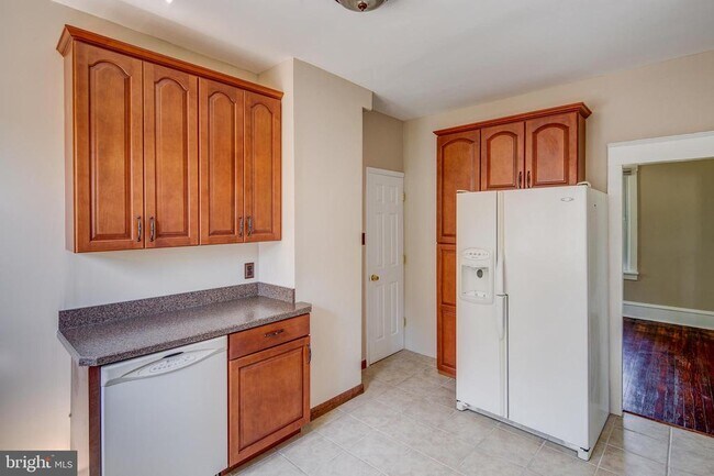 Building Photo - 330 River Dr