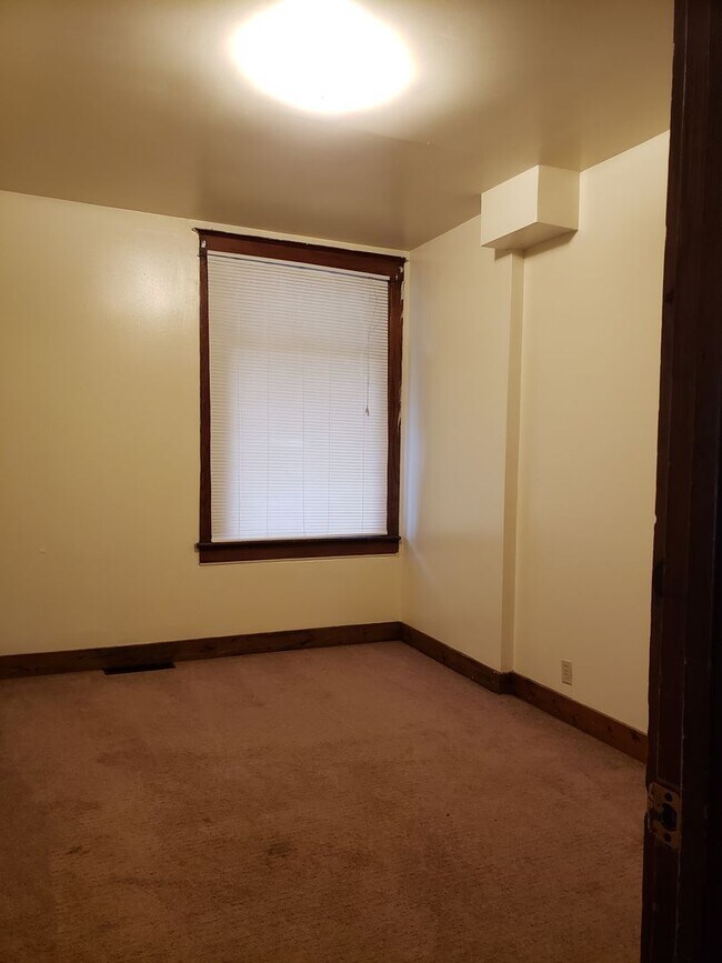 Building Photo - 2 BR Lower Apartment Near Downtown FTW