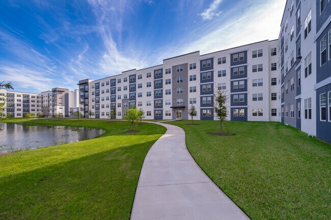 Foto del edificio - 5579 Millenia Park Blvd