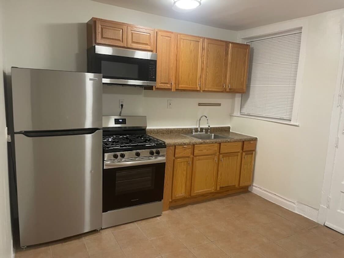 Primary Photo - 1358 W Rosedale Ave