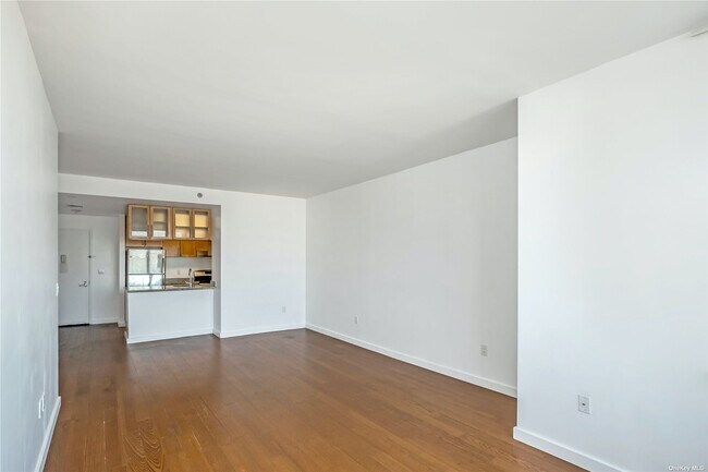 Foto del edificio - 40-28 College Point Blvd