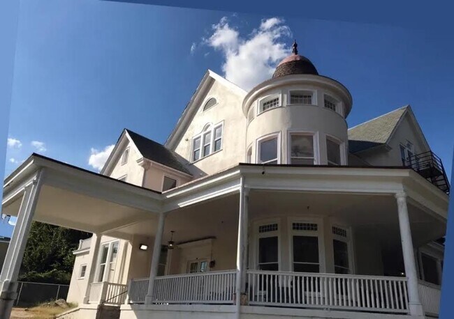 Building Photo - 2112 Monteiro Ave