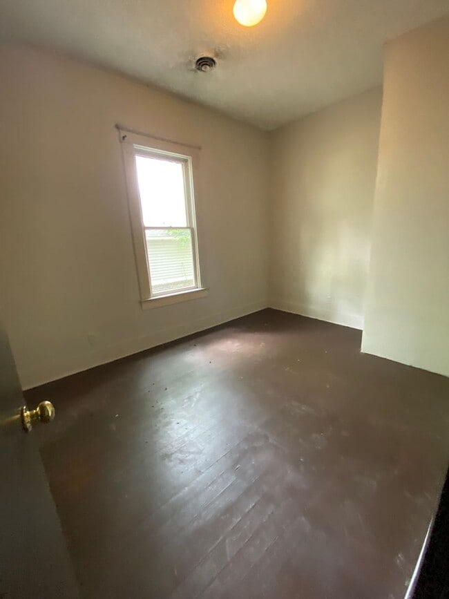 Building Photo - 2 BEDROOM 1 BATH