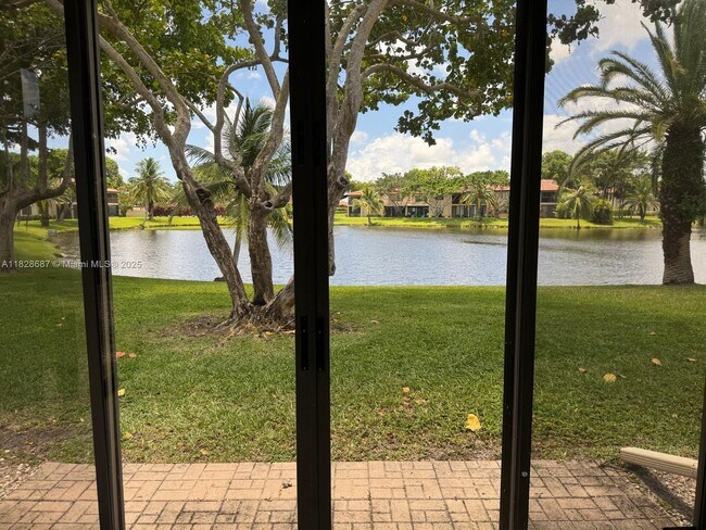 Foto del edificio - 9293 Vista Del Lago