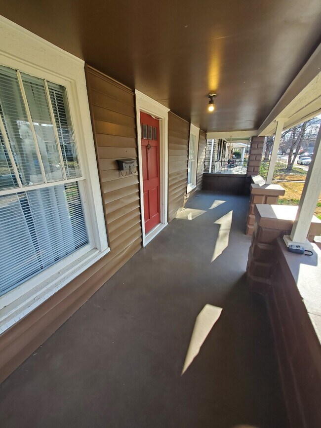 Foto del edificio - 2 Bedroom on Powell Ave