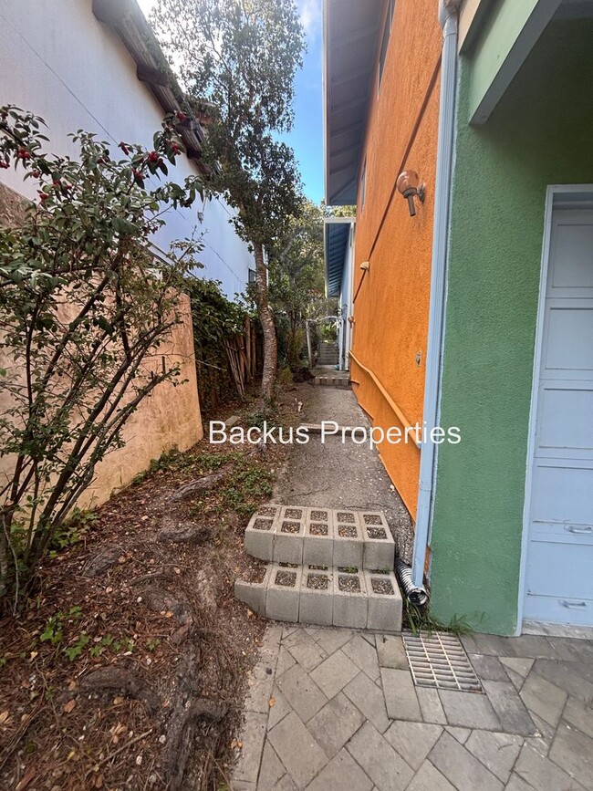 Building Photo - All utilities included in this 1 bedroom u...