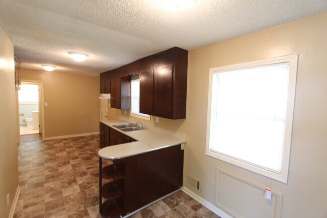 Foto del edificio - New On The Market! What a GREAT HOUSE!! Better Hurry To See This One!!