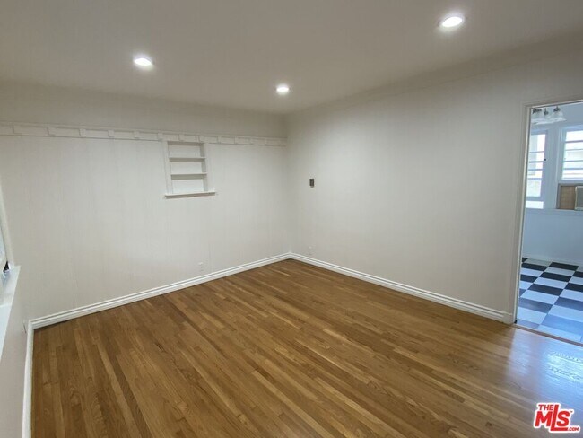 Foto del edificio - 10362 Ashton Ave