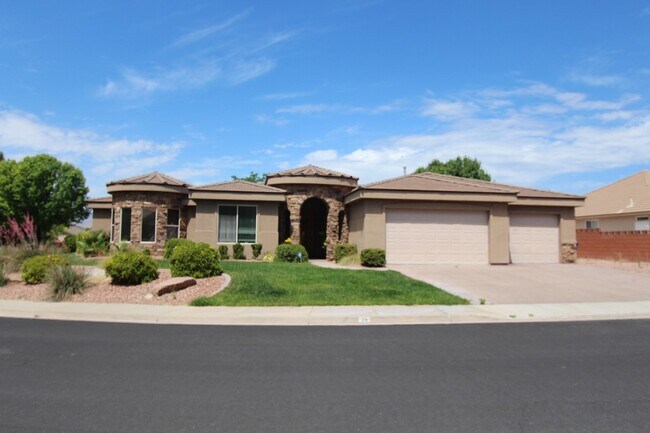 Foto del edificio - Spacious 3-Bed, 2-Bath Home with Open Floor Plan and Premium Amenities