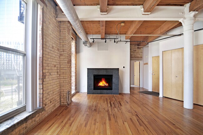 Building Photo - 420 S Clinton St