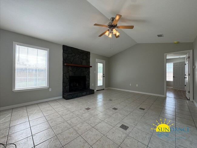 Building Photo - Beautifully renovated Navarre Home!