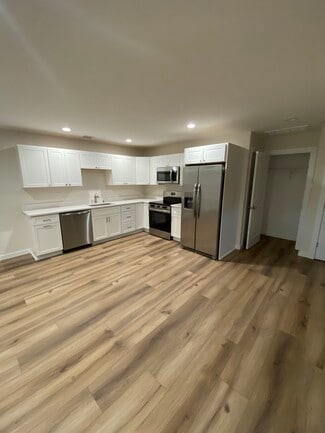 Building Photo - 64 Hallock Landing Rd