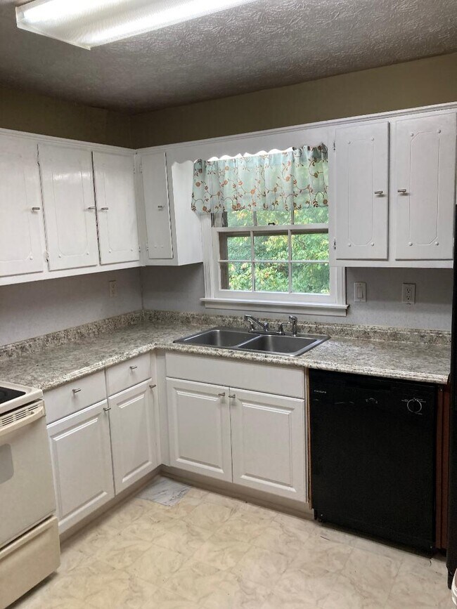 Building Photo - 608 Rae Dr SW