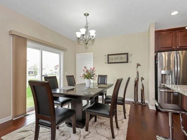 Foto del edificio - Beautiful 5bed home in apple valley! Dont miss this one!
