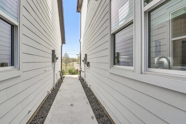 Building Photo - 5111 Briscoe St