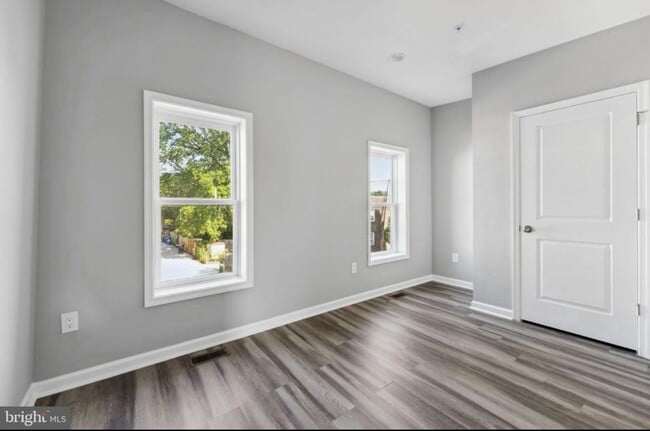 Building Photo - 624 20th St NE