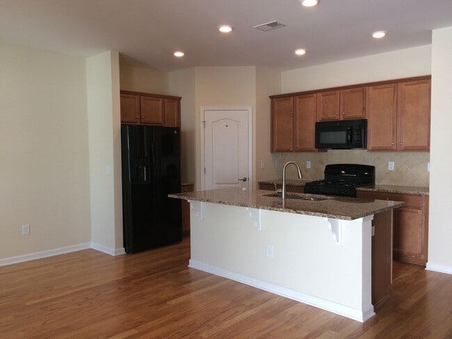Building Photo - Beautiful townhome in International Club
