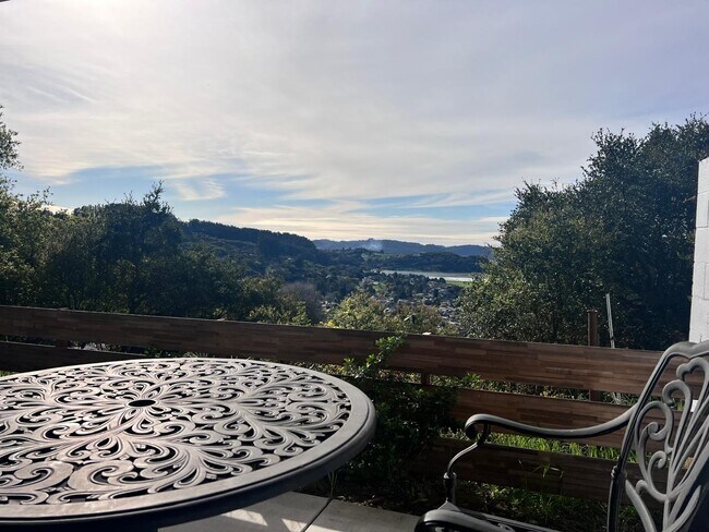 Foto del edificio - 496 Carr Ave