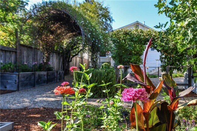 Building Photo - 1445 Tainter St