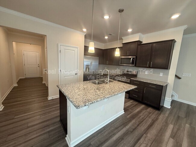 Foto del edificio - 886 Falls Grove Trl